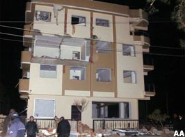 İzmir'de 4 katlı binada patlama 