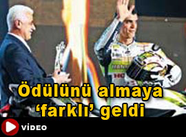 Sofuoğlu sahnede şov yaptı - Video