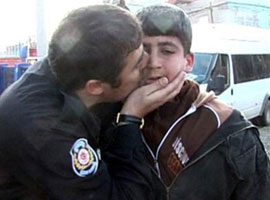 Anne!!! Polis amcanın elleri sıcakmış