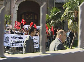 Başörtüsü yasak, pankart serbest