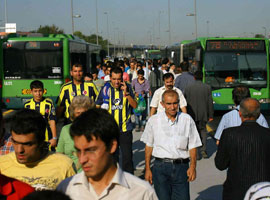 Metrobüsler birbirini biçti