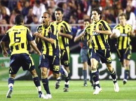 Fenerbahçe sahada halay çekti