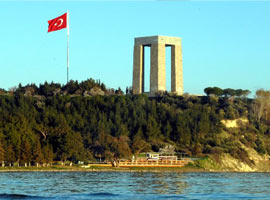 'Şehitler Abidesi'ne dev Türk bayrağı