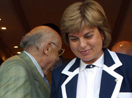 Demirel Çiller'i camdan atacaktı !