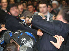 Taraftarlar maç öncesi birbirine girdi!