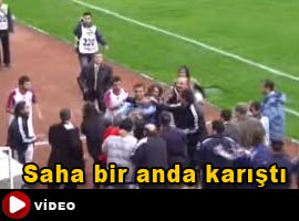 Kaleci futbolcuyu yumrukladı! - VİDEO