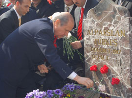 Alparslan Türkeş dualarla anıldı