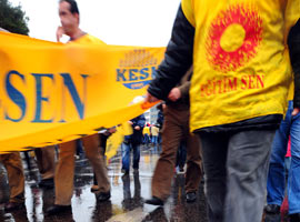 Sendikacılar polise saldırdı  	