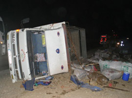 İşçi taşıyan kamyon devrildi: 9 ölü