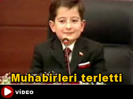 Başbakan'ın koltuğuna oturdu ve...İZLE