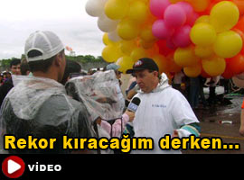 Balonlarla uçan rahip kayboldu! - İZLE