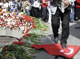 Türk bayrağına çirkin saldırı