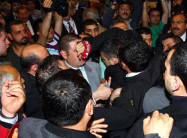 CHP Kurultayı'nda arbede! - KARELER