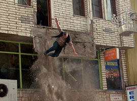 Yıkılan balkondan yere çakıldı! O AN