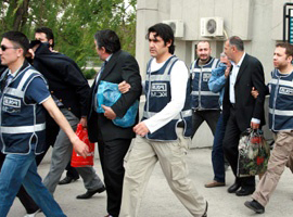 Halayla Avrupa'ya girdiler