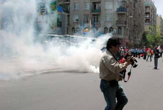 İzmir'de izinsiz 1 Mayıs gösterisi